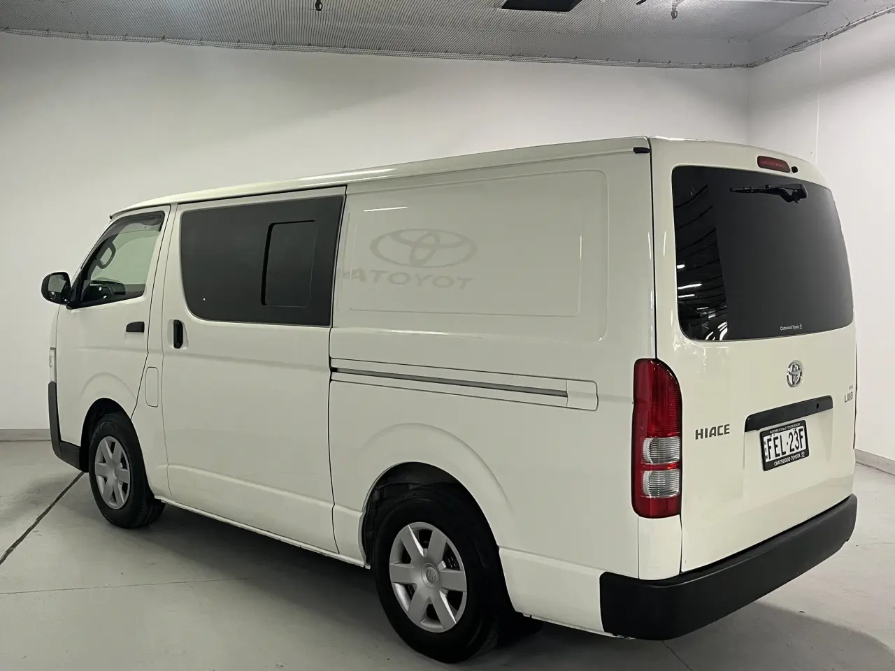 2017 TOYOTA HIACE Image 7