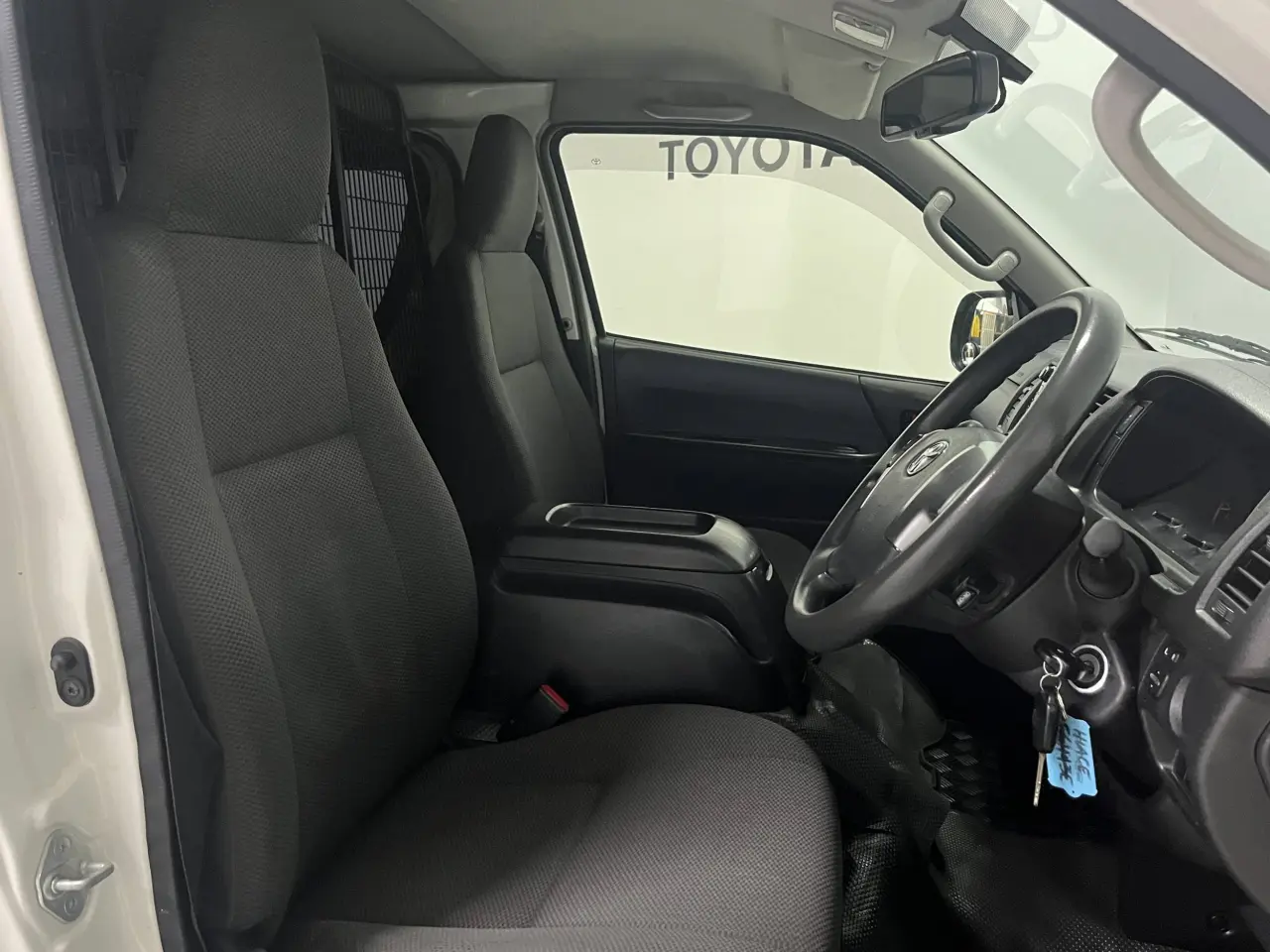 2017 TOYOTA HIACE Image 9