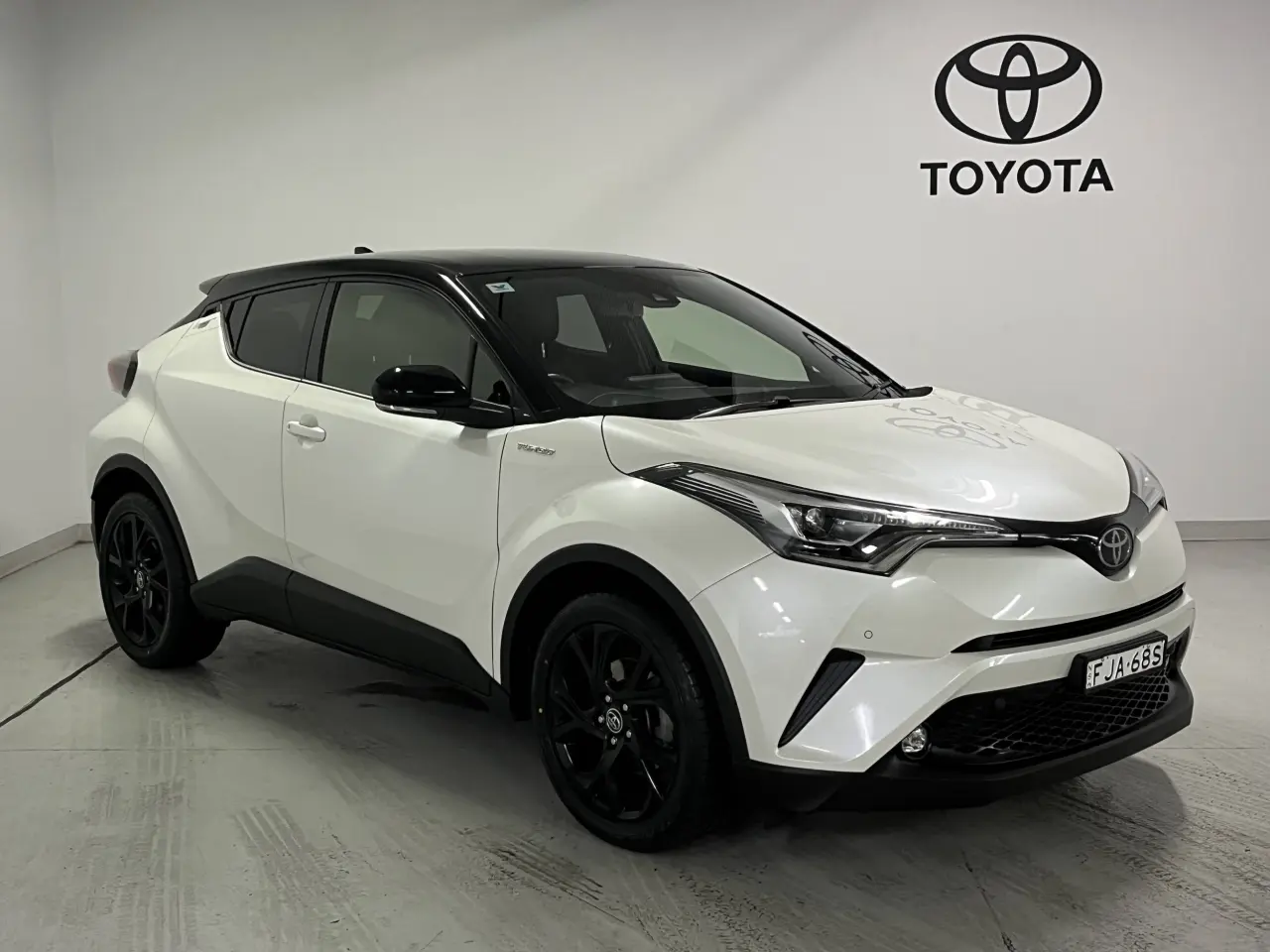 2017 TOYOTA C-HR Image 2