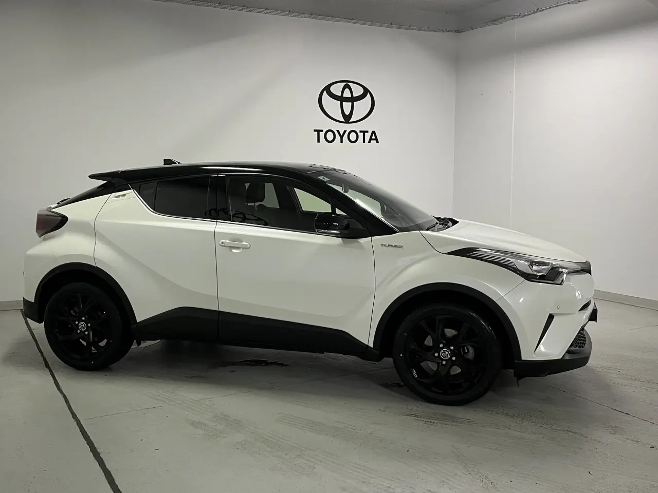 2017 TOYOTA C-HR Image 4