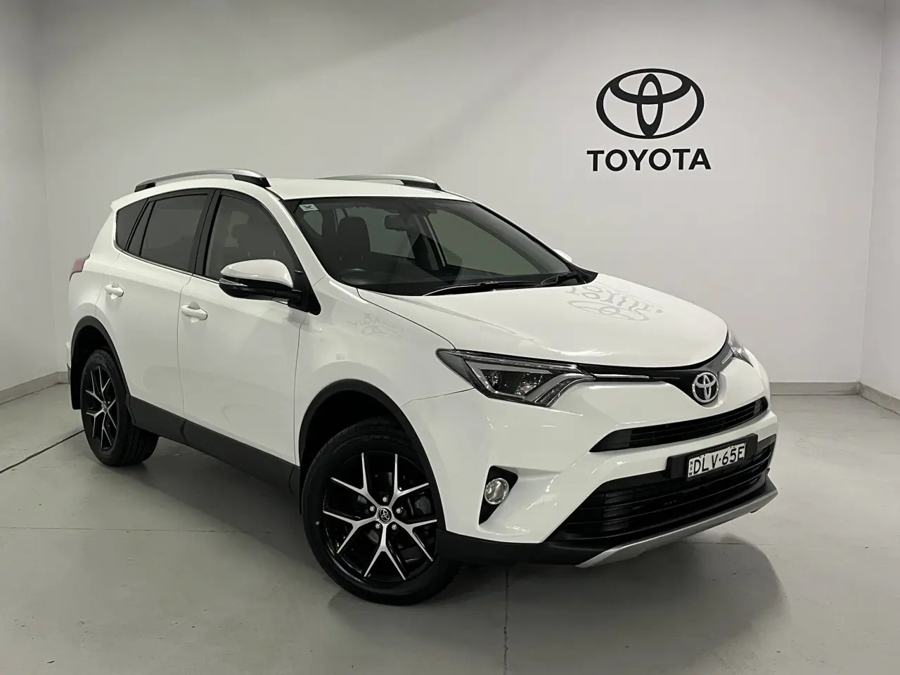 2016 TOYOTA RAV4 Image 1