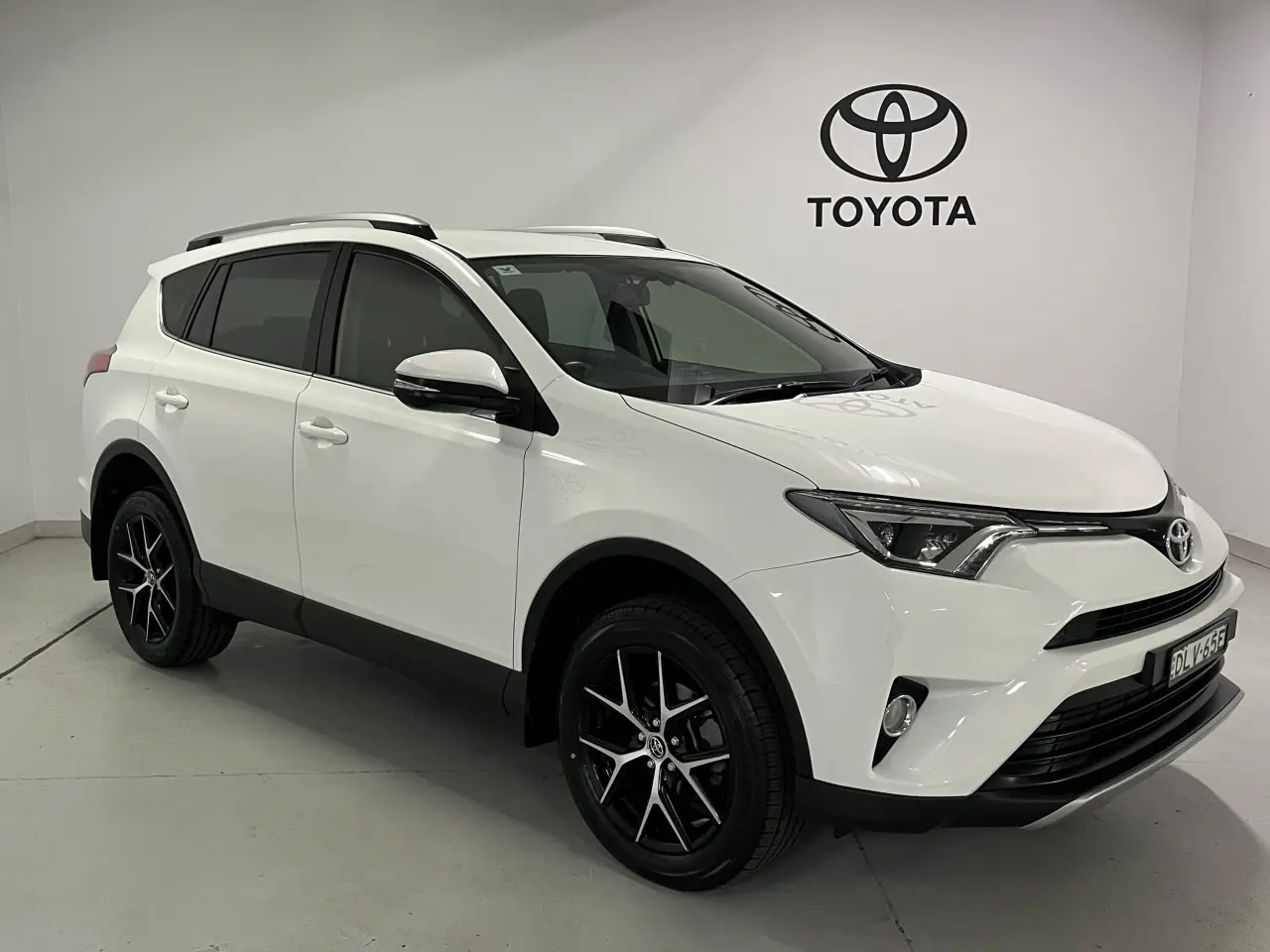 2016 TOYOTA RAV4 Image 2