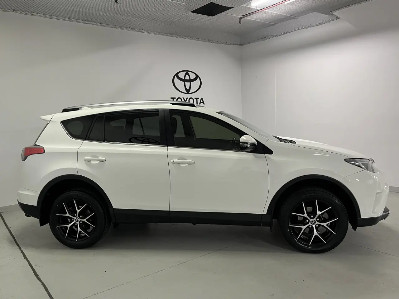 2016 TOYOTA RAV4 Image 4