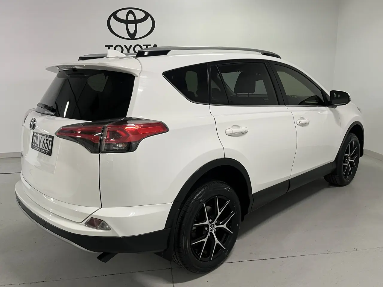 2016 TOYOTA RAV4 Image 5