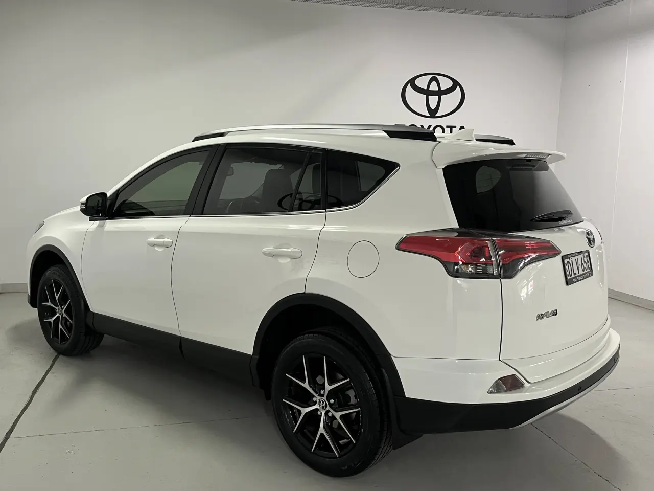 2016 TOYOTA RAV4 Image 7