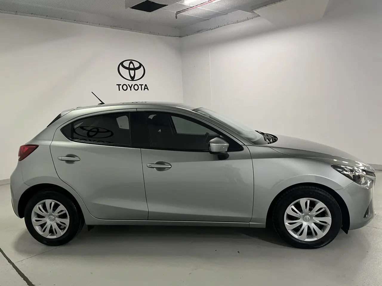 2016 MAZDA MAZDA2 Image 4