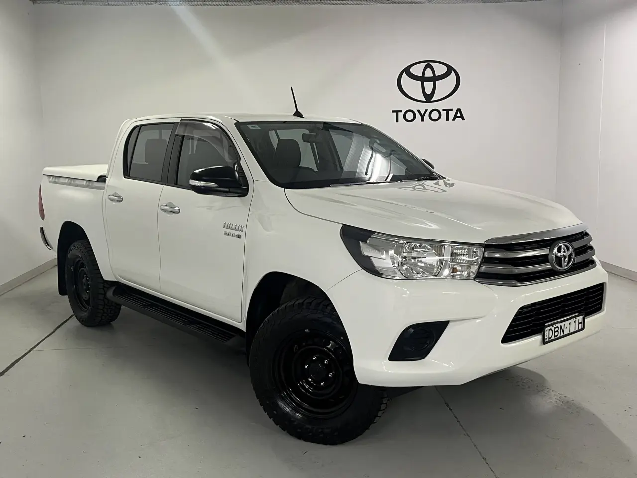 2015 TOYOTA HILUX Image 1