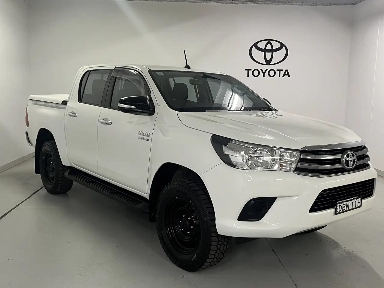 2015 TOYOTA HILUX Image 2