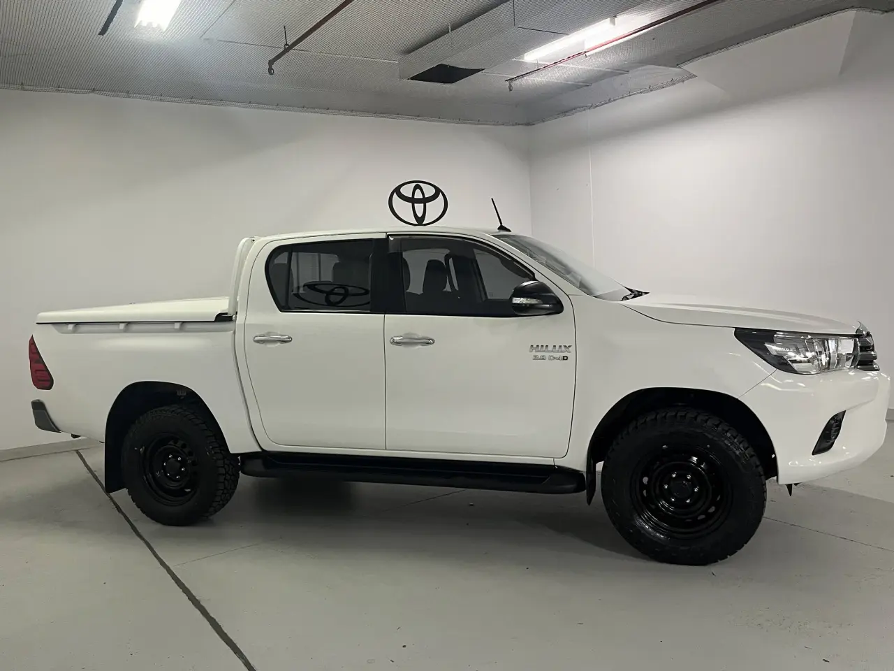 2015 TOYOTA HILUX Image 4