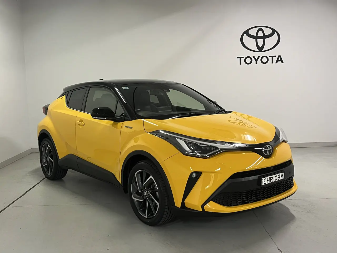 2019 TOYOTA C-HR Image 2