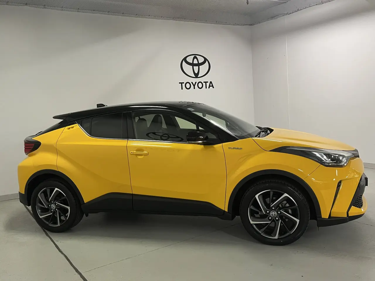 2019 TOYOTA C-HR Image 4