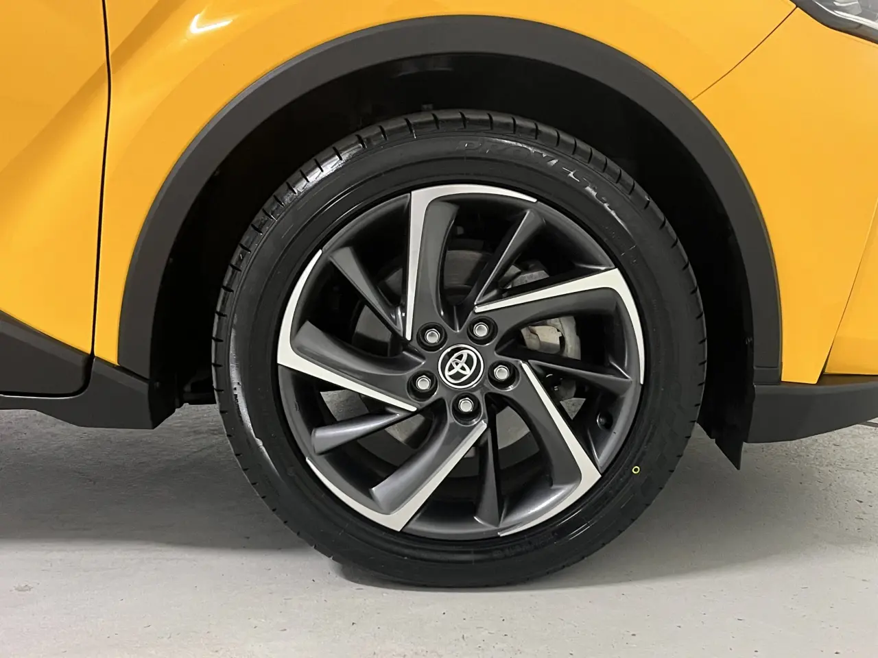 2019 TOYOTA C-HR Image 8