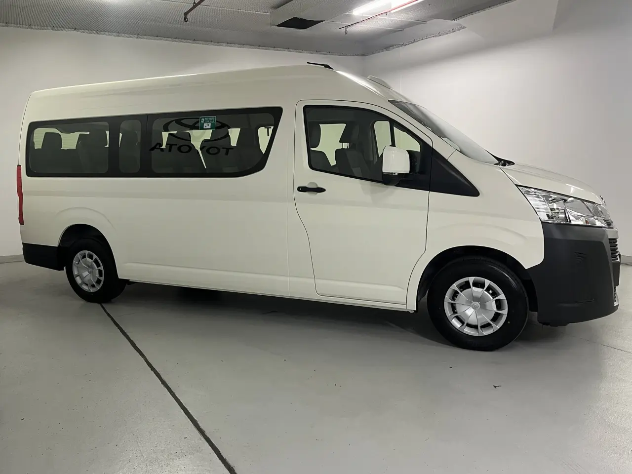 2024 TOYOTA HIACE Image 4