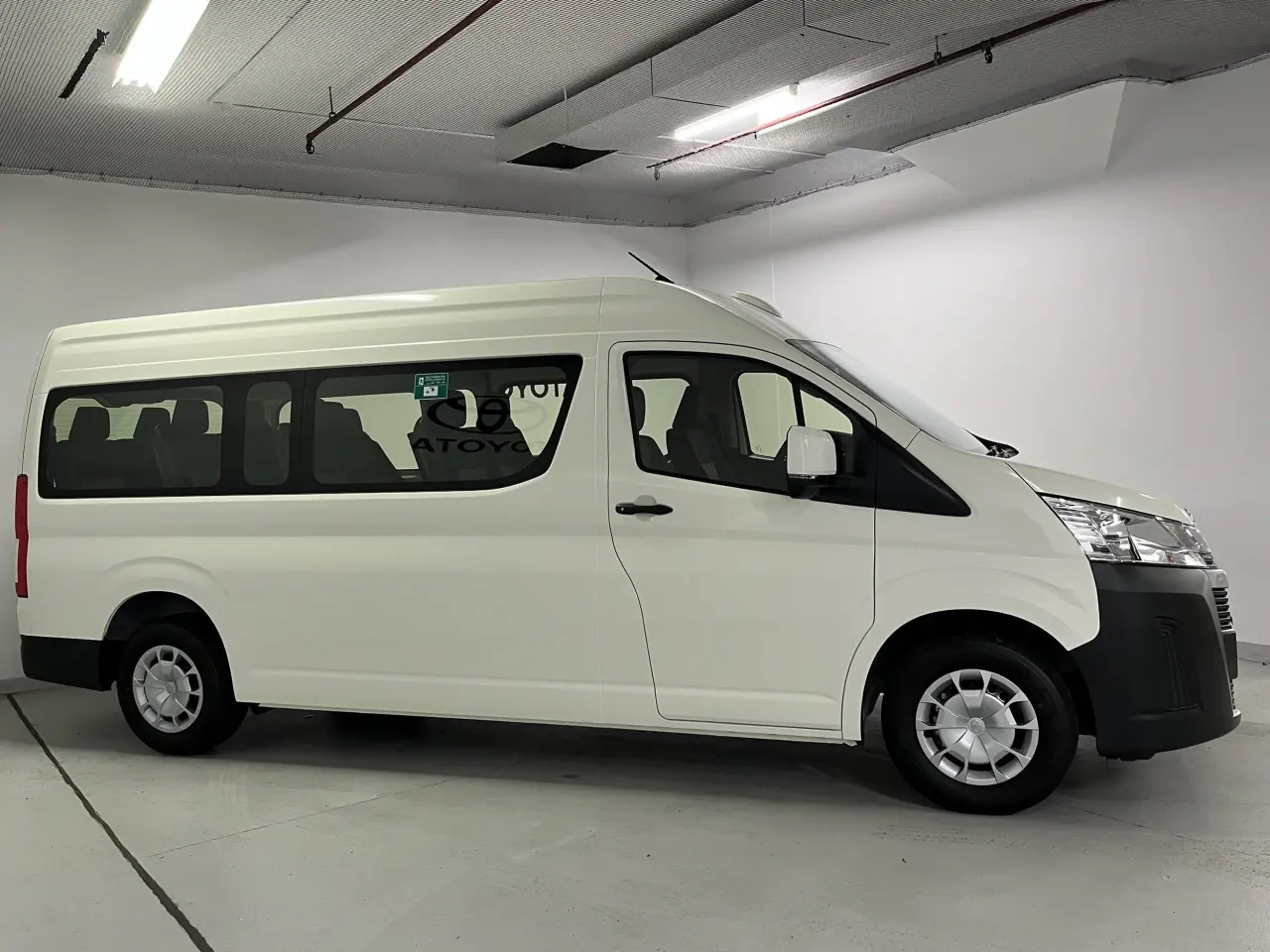 2024 TOYOTA HIACE Image 4