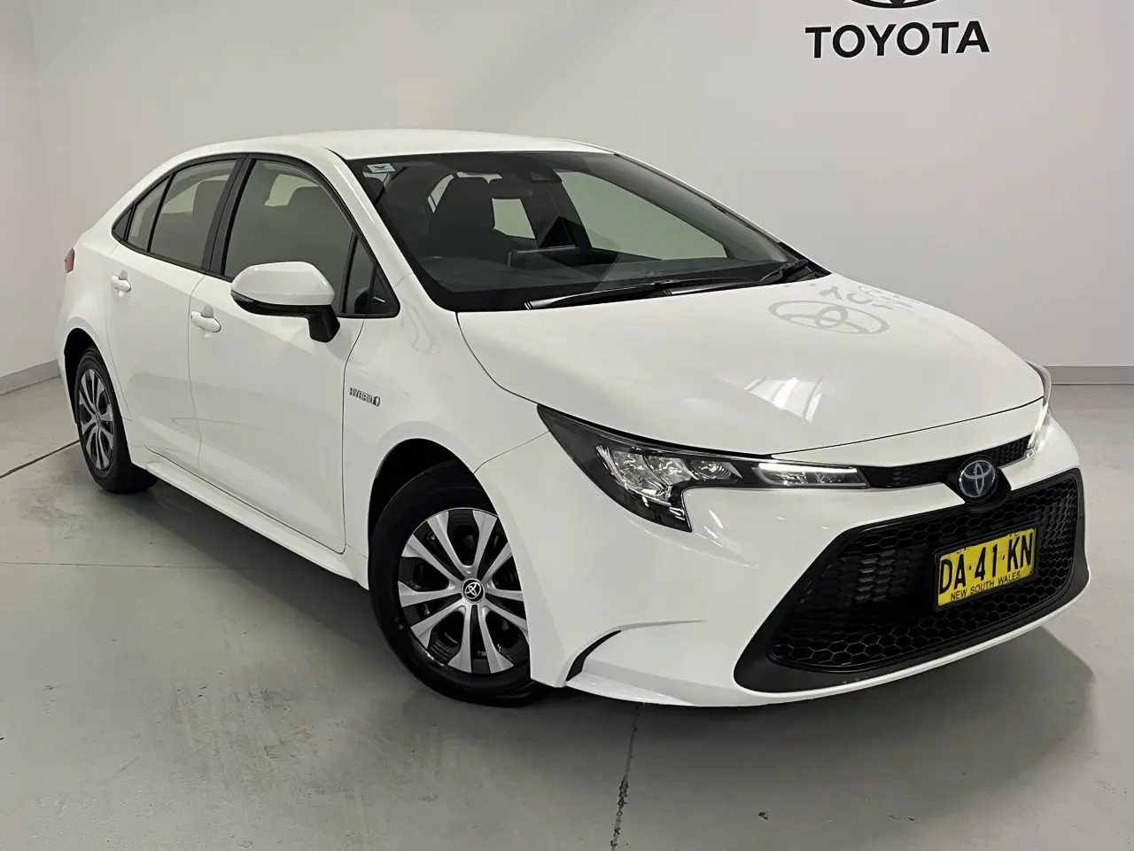 2021 TOYOTA COROLLA SEDAN HYBRID Image 1