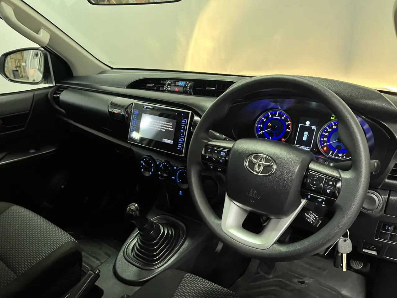 2019 TOYOTA HILUX Image 13