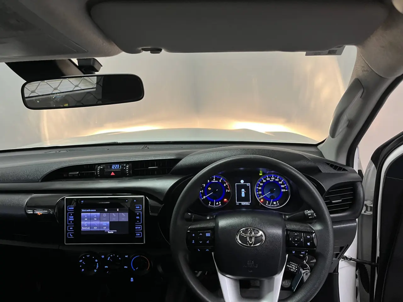 2019 TOYOTA HILUX Image 14