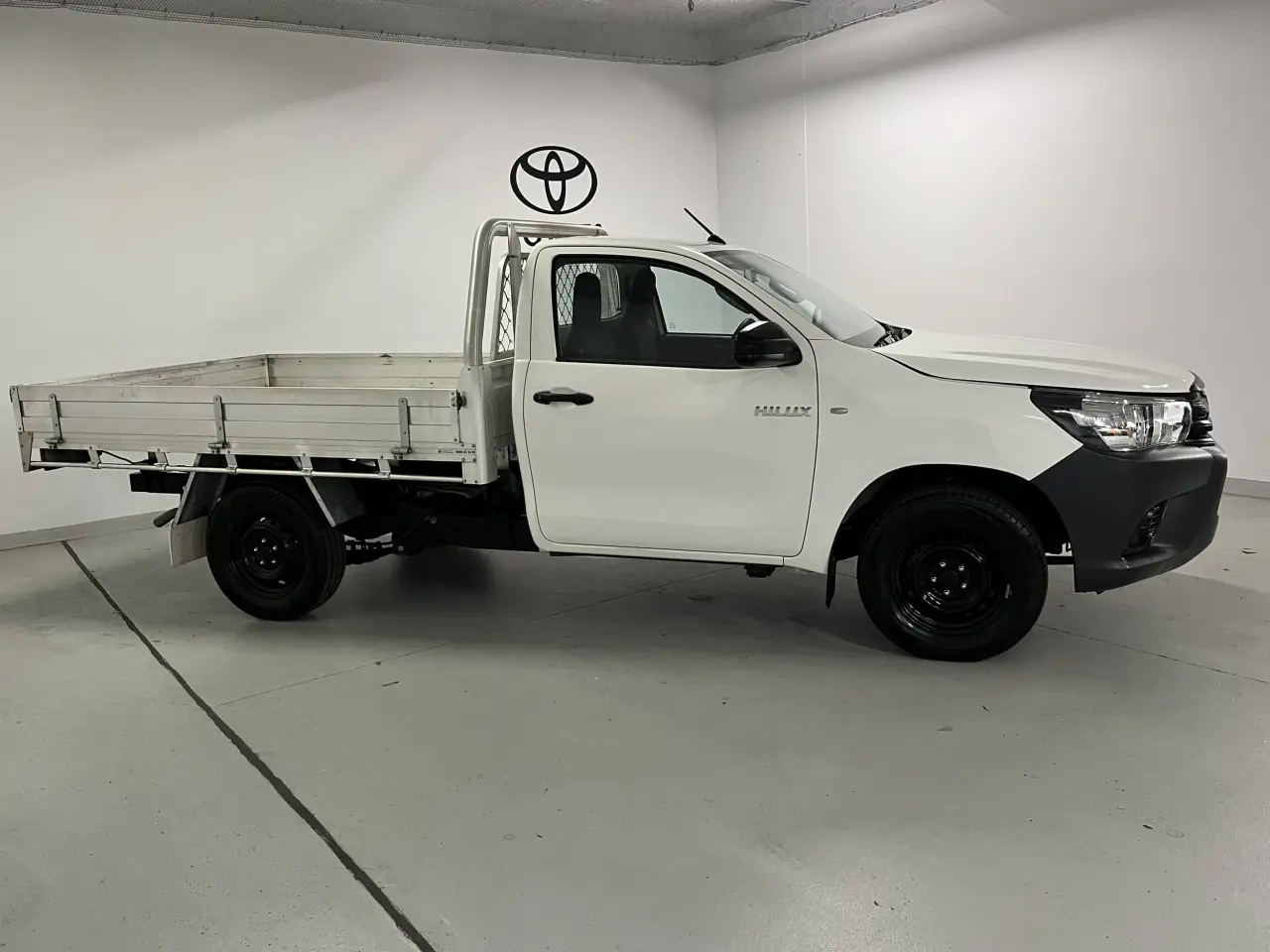 2019 TOYOTA HILUX Image 4