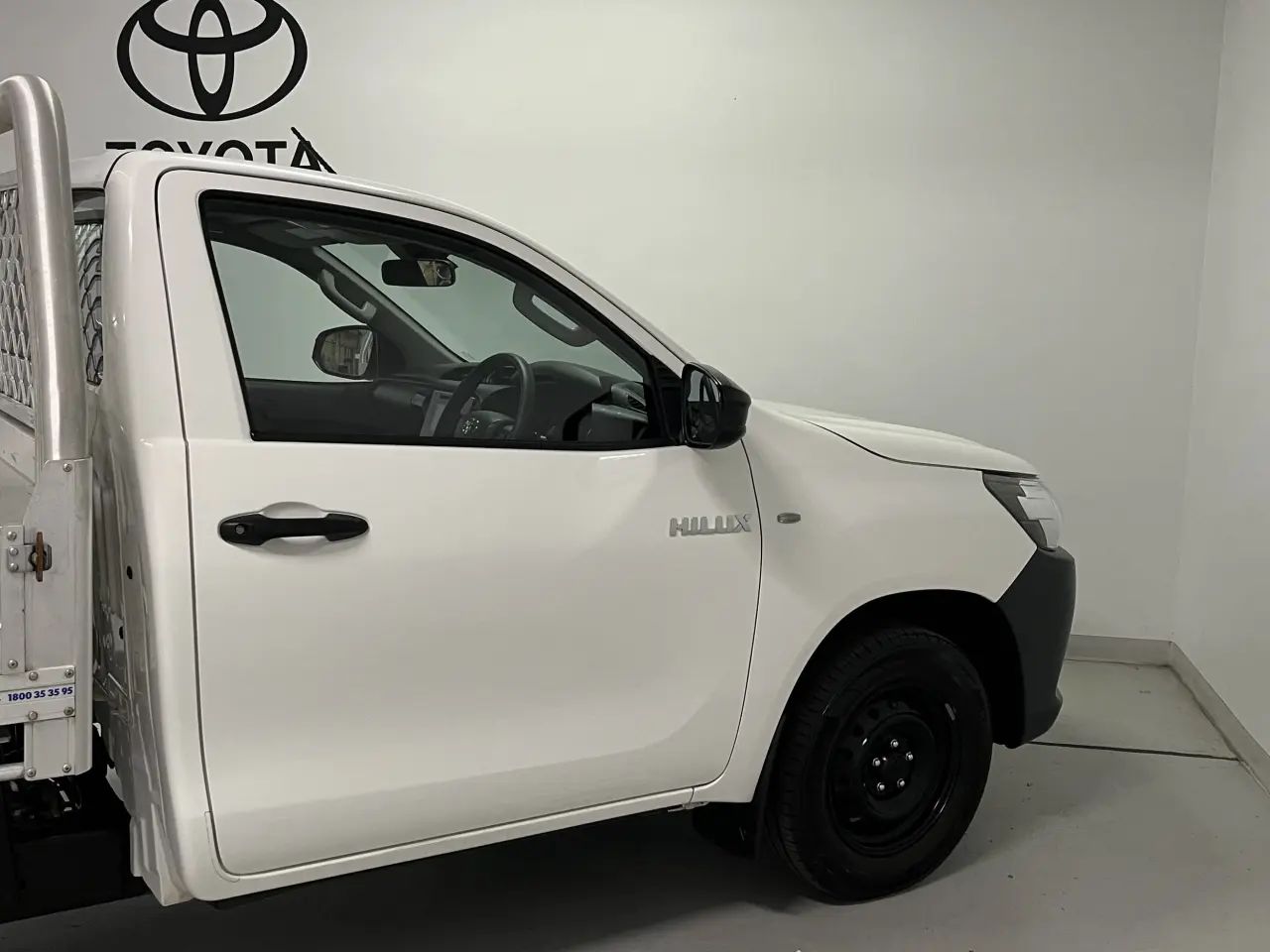 2019 TOYOTA HILUX Image 8