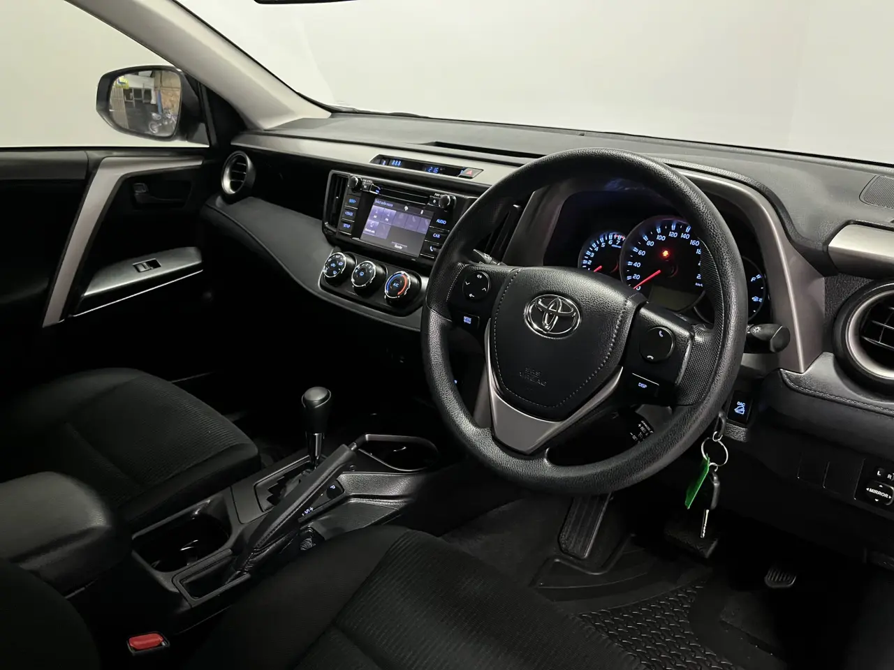 2017 TOYOTA RAV4 Image 12