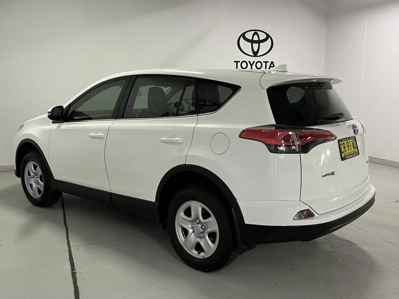 2017 TOYOTA RAV4 Image 7