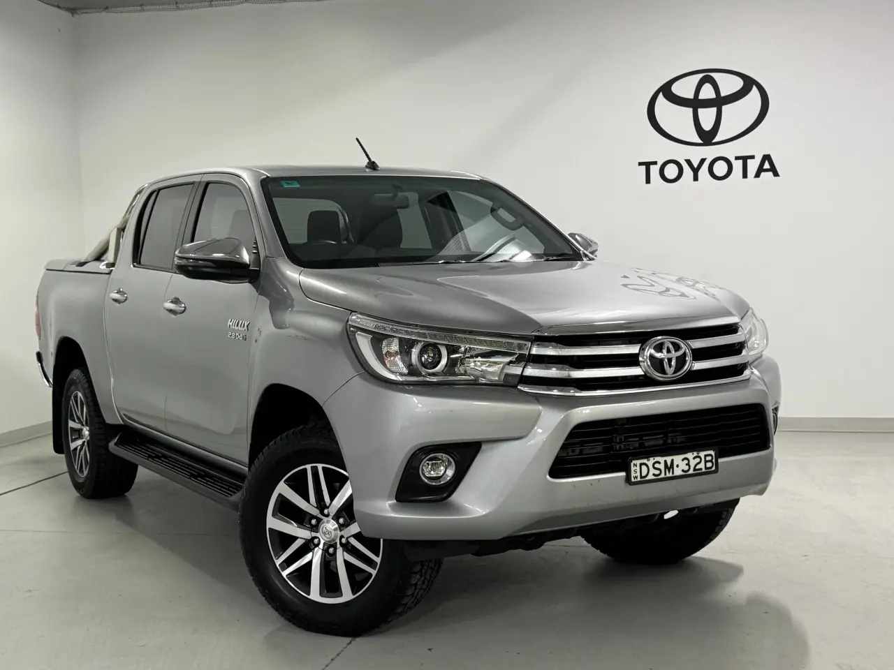 2017 TOYOTA HILUX Image 1