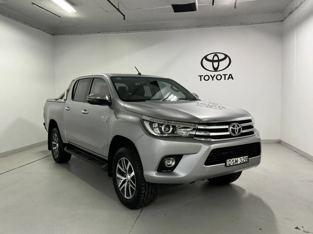 2017 TOYOTA HILUX Image 2