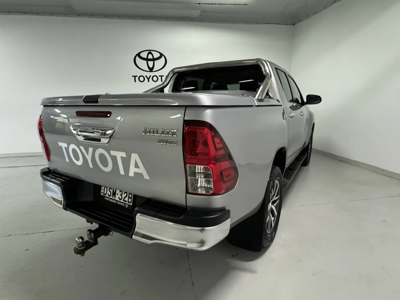 2017 TOYOTA HILUX Image 8