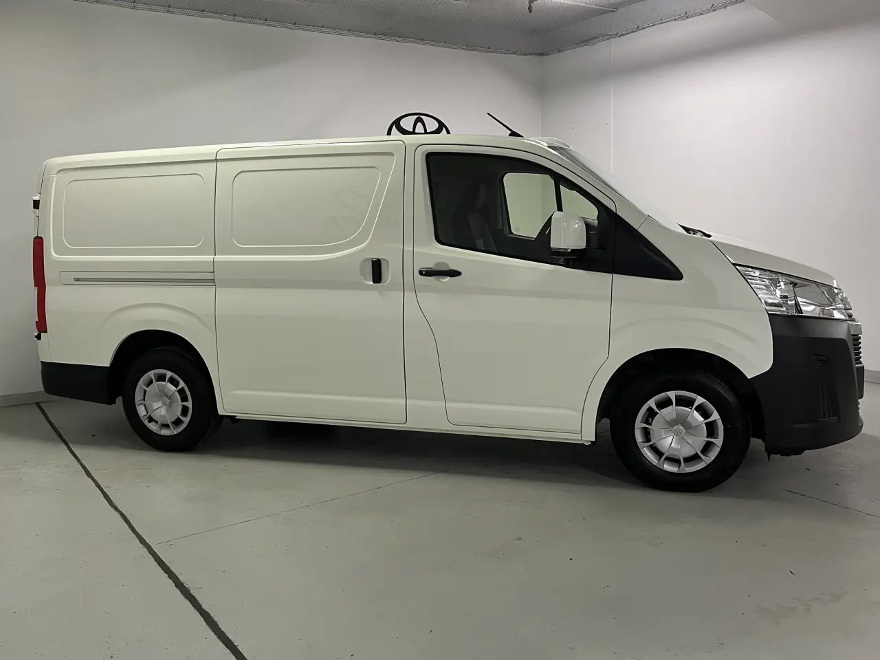 2024 TOYOTA HIACE Image 4