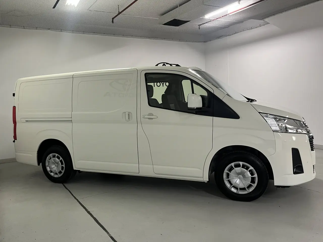 2024 TOYOTA HIACE Image 4