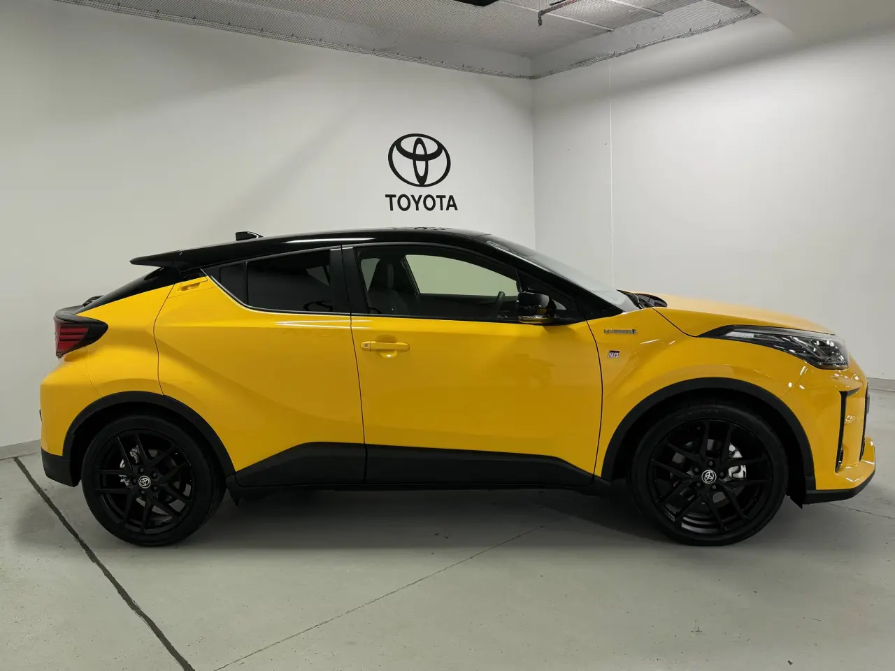 2021 TOYOTA C-HR HYBRID Image 4