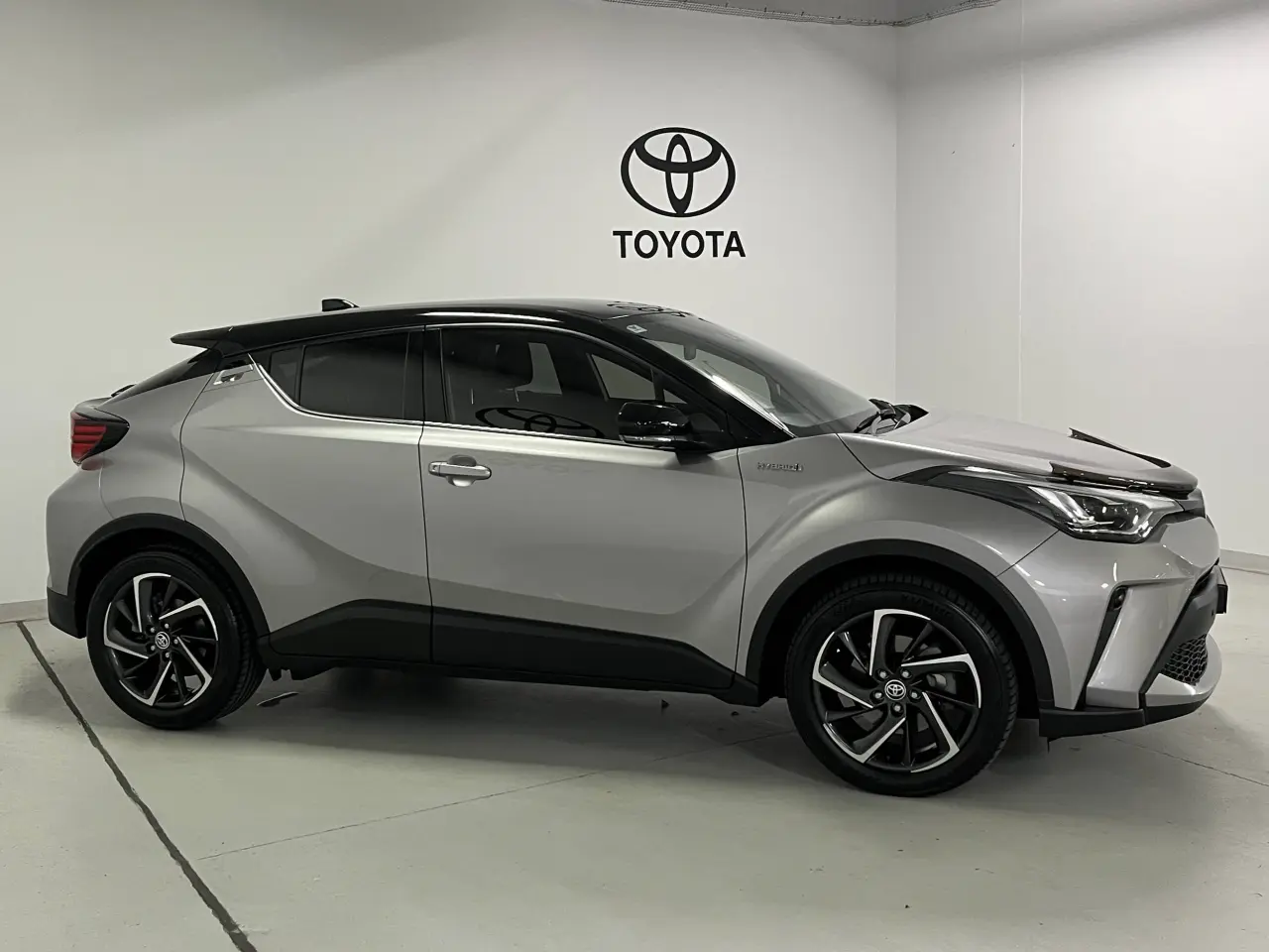 2020 TOYOTA C-HR HYBRID Image 4