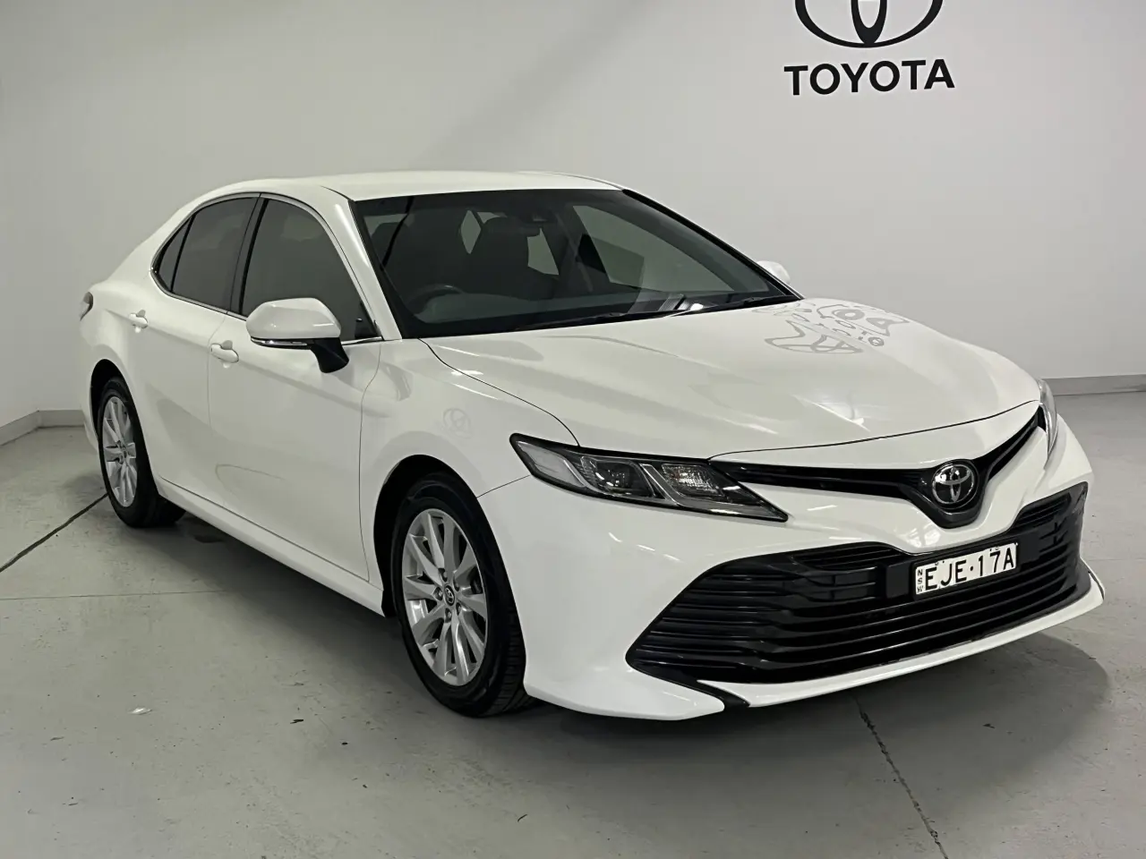 2019 Toyota Camry Gallery Image 2