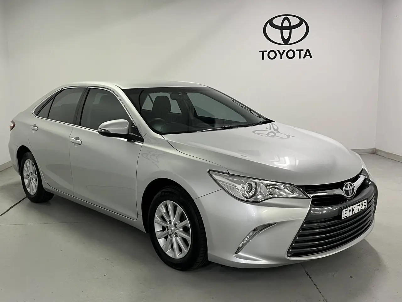 2017 Toyota Camry Gallery Image 2