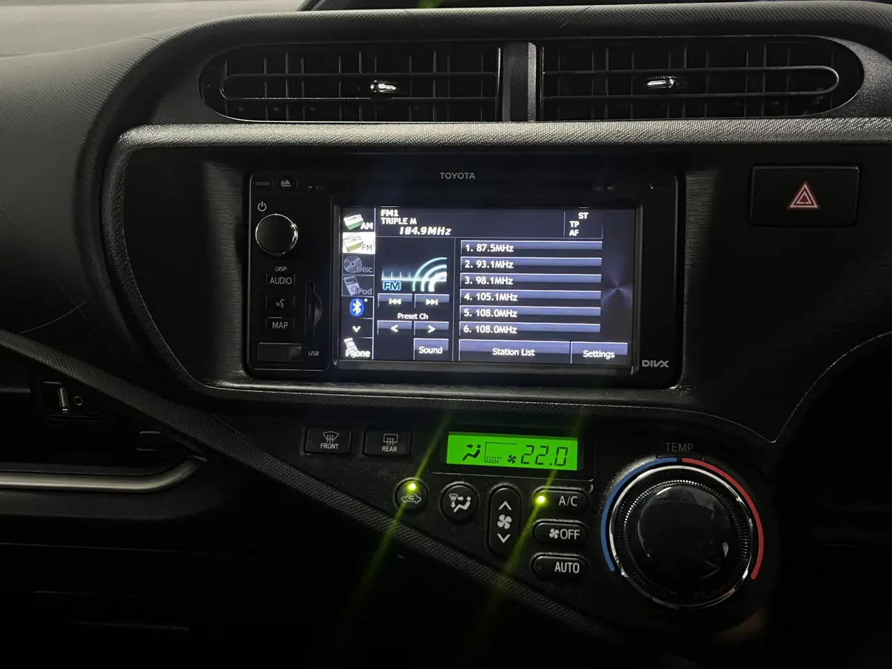 2014 Toyota Prius-C Gallery Image 16