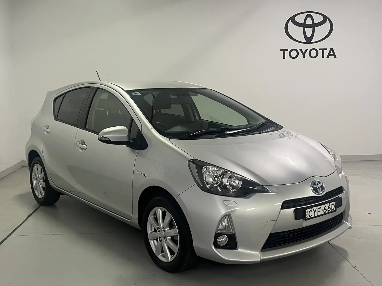 2014 Toyota Prius-C Gallery Image 2