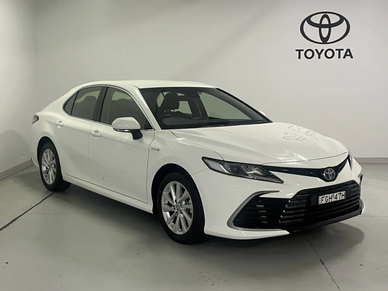 2024 Toyota Camry Hybrid Gallery Image 2