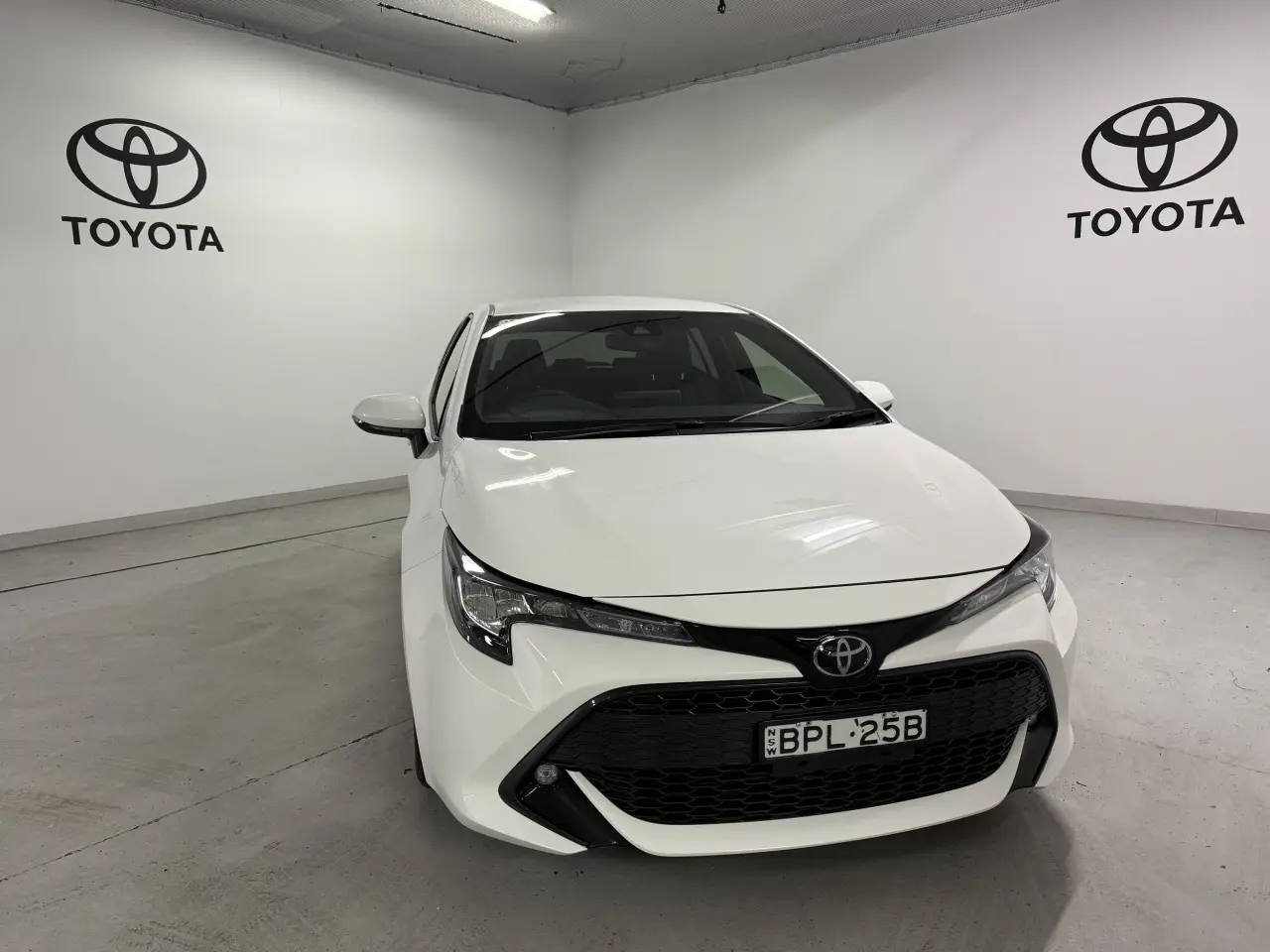 2018 Toyota Corolla Gallery Image 2