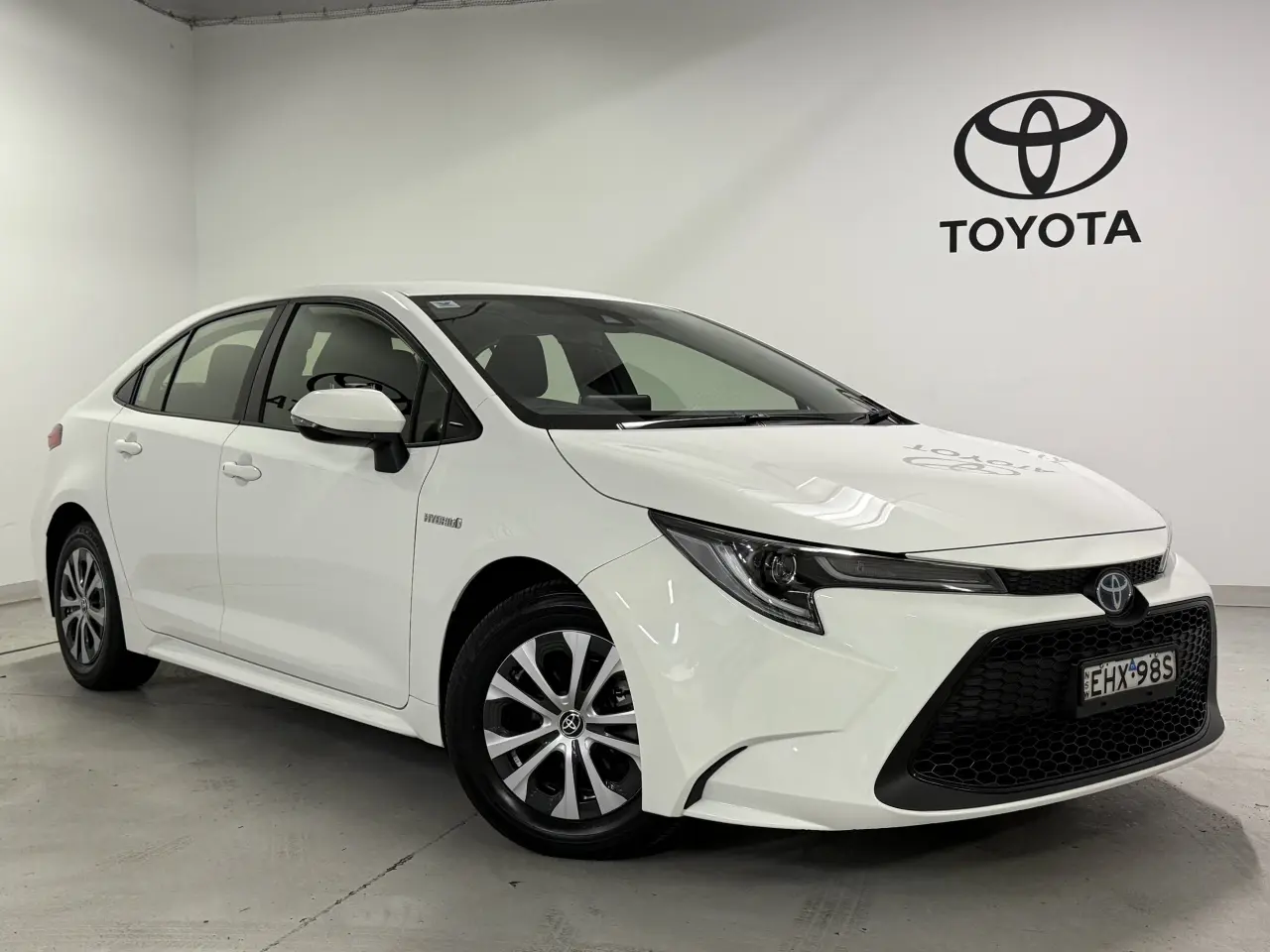 2020 Toyota Corolla Sedan Hybrid Gallery Image 1