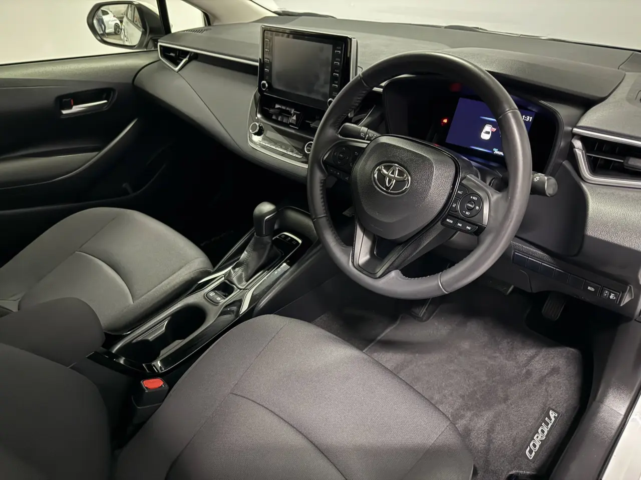 2020 Toyota Corolla Sedan Hybrid Gallery Image 10