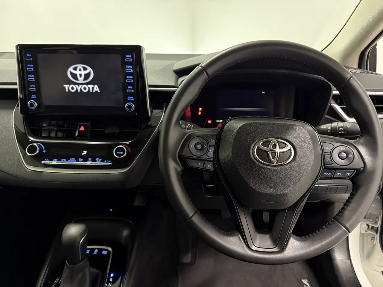 2020 Toyota Corolla Sedan Hybrid Gallery Image 16