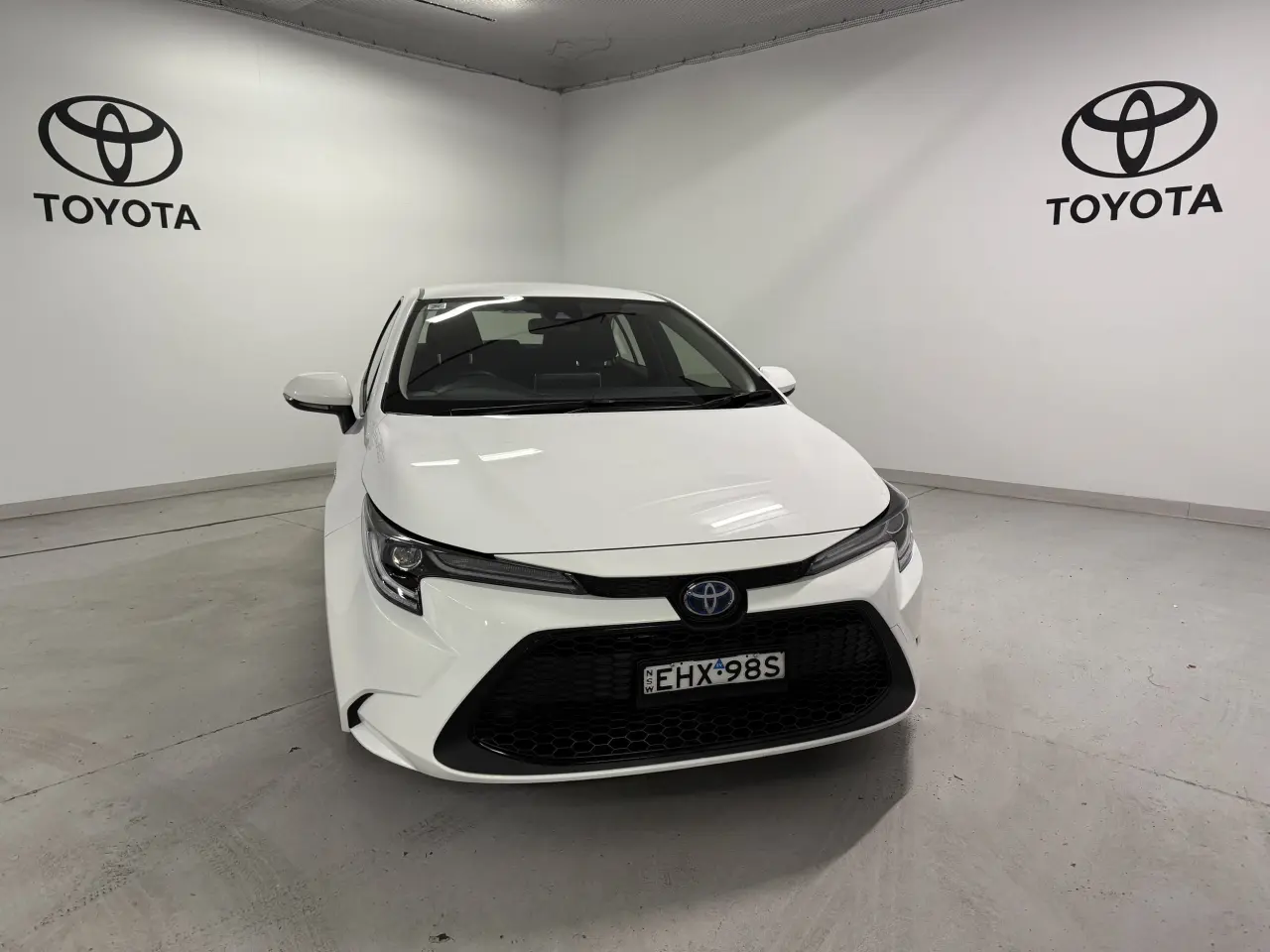 2020 Toyota Corolla Sedan Hybrid Gallery Image 2