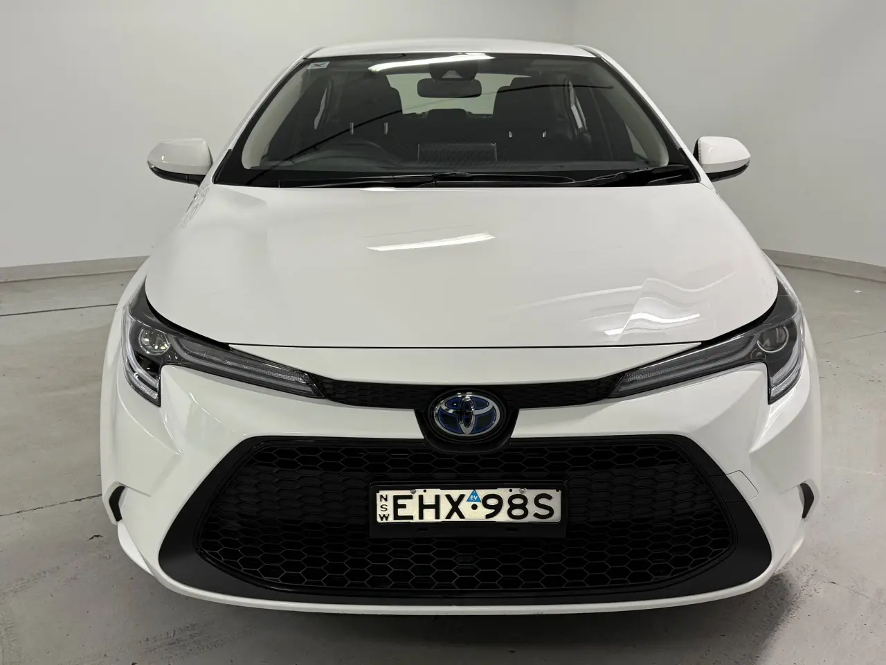 2020 Toyota Corolla Sedan Hybrid Gallery Image 3