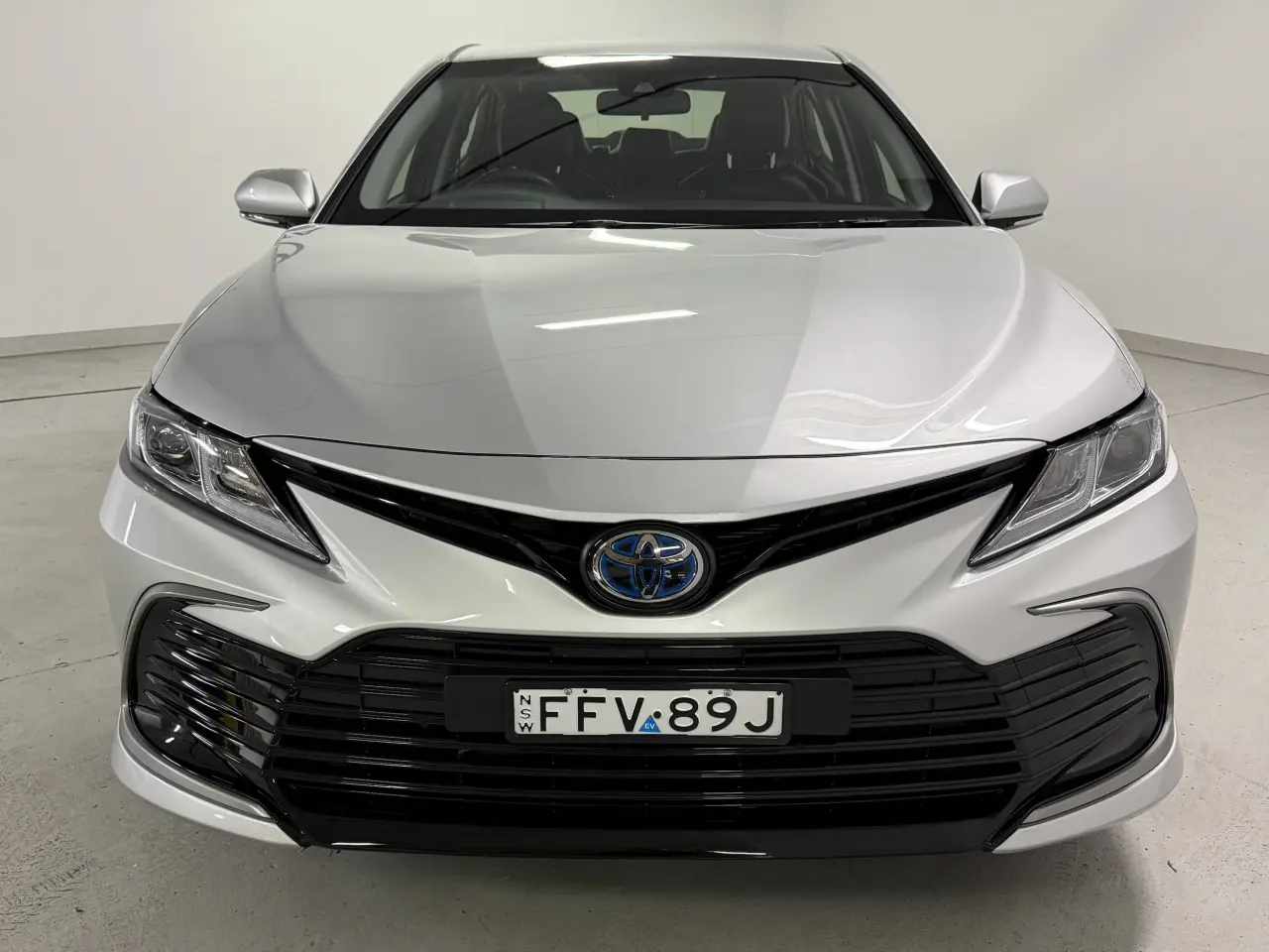 2023 Toyota Camry Hybrid Gallery Image 3