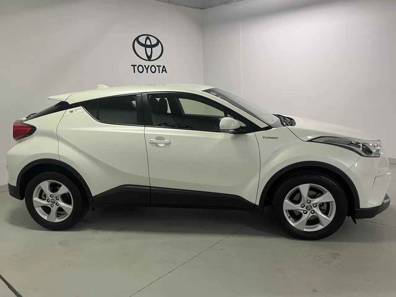 2018 Toyota C-Hr Gallery Image 4