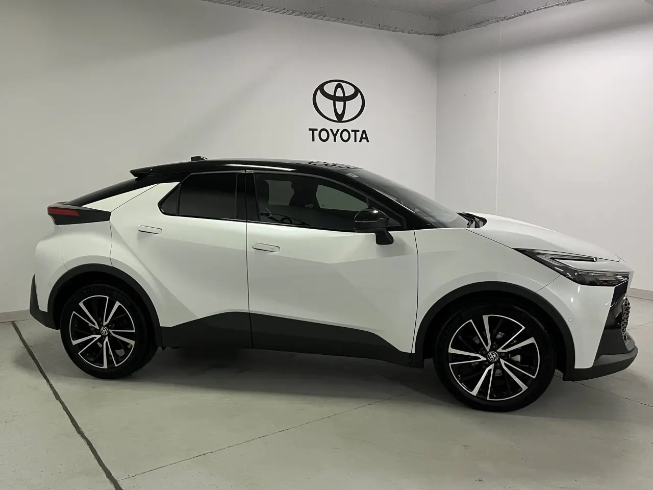 2024 Toyota C-Hr Hybrid Gallery Image 4