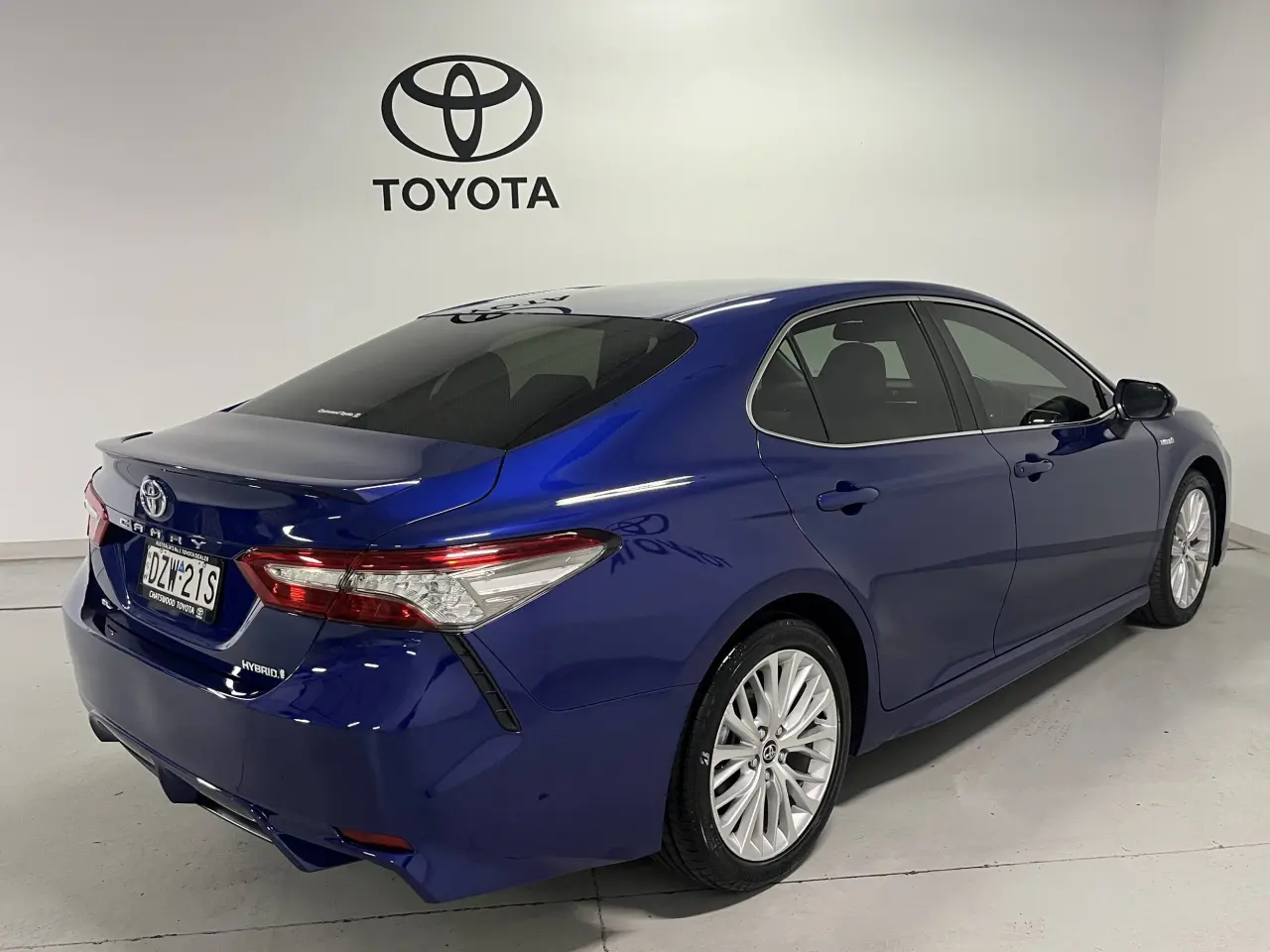 2018 Toyota Camry Hybrid Gallery Image 5