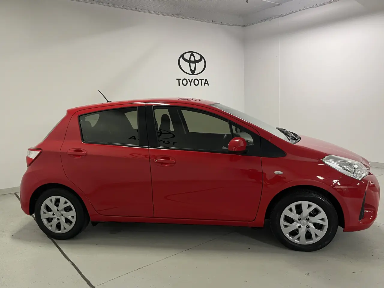 2019 Toyota Yaris Gallery Image 4