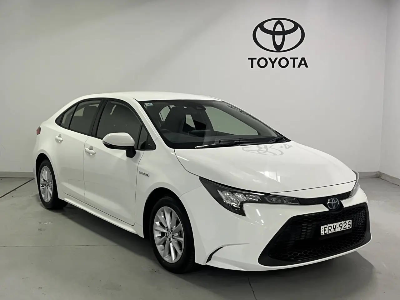 2021 Toyota Corolla Sedan Hybrid Gallery Image 2