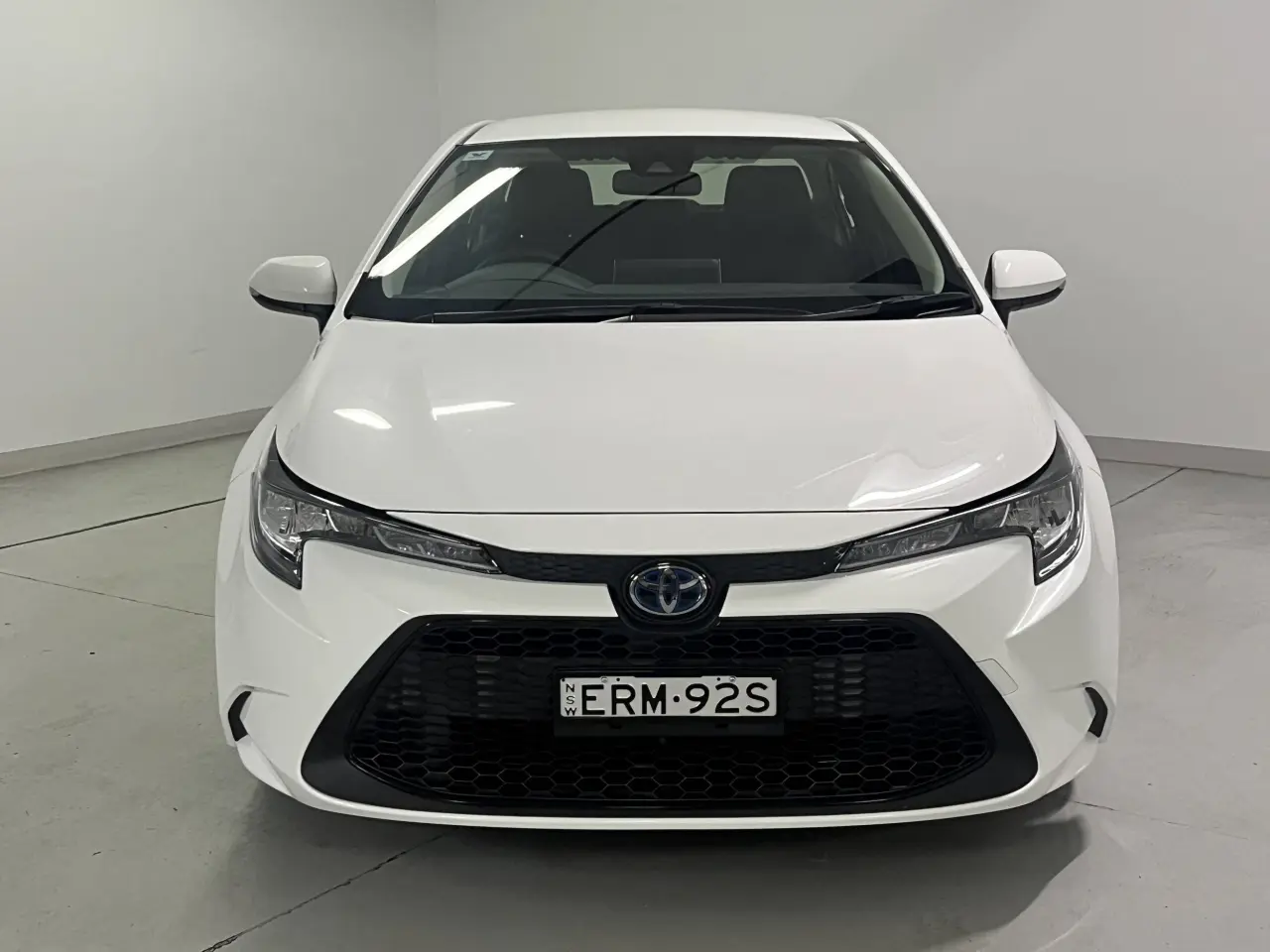 2021 Toyota Corolla Sedan Hybrid Gallery Image 3